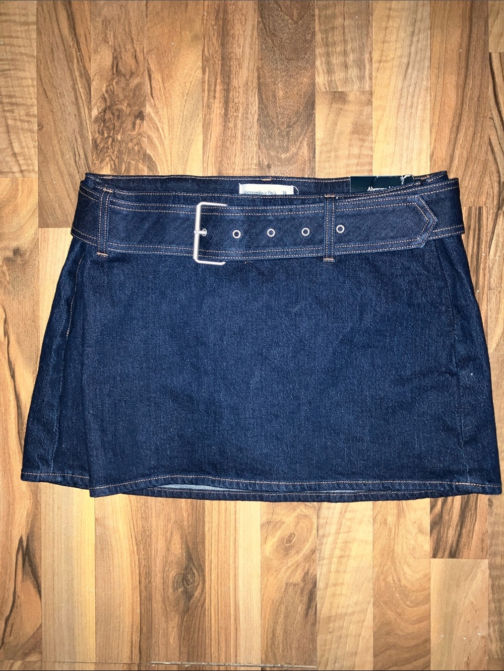 Abercrombie & Fitch Curve
Love Mid Rise Belted Dark Blue Denim Mini Skort Sz 31